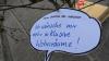 Welche Sorgen und Nöte haben Menschen mit Behinderung, die Menschen ohne Behinderung oft gar nicht auffallen? Darum ging es während einer Aktion in der Memminger Altstadt, für die Betroffene ihre Sorgen und Wünsche auf Papier-Sprechblasen schrieben und aufhängten.