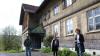 Die Mitglieder der Genossenschaft „Alte Schule Bühl“ haben in den vergangenen Monaten die Räume von Gerümpel und Schmutz gereinigt, das löchrige Dach geflickt und für Untersuchungen Stellen im Boden und an den Wänden geöffnet. Bei einem Besuch von Landtagsabgeordneten der Grünen und von Immenstadts Bürgermeister Nico Sentner stellte der Vorstand mögliche Nutzungen für das Gebäude vor.