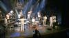 Der Start des Kemptener Jazzfrühlings ist geglückt. Die 19-köpfige Formation „Poly Radiation“ um Sänger Victor Sepulveda Rodriguez liefert vom Stadttheater aus einen energetischen Bigband-Sound für die Fans an den Bildschirmen. In Zeiten von Corona erfolgt die 36. Auflage der Jazzreihe als Live-Stream.
 