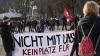 550 Menschen demonstrierten in Memmingen gegen die Corona-Maßnahmen. An einer Gegenkundgebung nahmen etwa 100 Menschen teil.