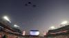 Flugzeuge fliegen vor dem Spiel über das Stadion in Florida.