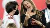 Gisele Bündchen, Ehefrau des Quarterbacks Brady von den Tampa Bay Buccaneers, schaut nach dem Spiel mit ihrem Sohn auf ein Handy.
