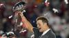 Quarterback Tom Brady von den Tampa Bay Buccaneers jubelt mit der Vince Lombardi Trophy.