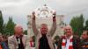 2009 wurde Hoeneß zum Präsidenten des FC Bayern und Aufsichtsratsvorsitzenden der Aktiengesellschaft gewählt. In der Saison 2012/2013 gewinnt der FCB als erster deutscher Verein das Triple aus Meisterschaft, Pokal und Champions-League. Auf dem Bild fahren Trainer Jupp Heynckes (Mitte), Sportvorstand Matthias Sammer und Präsident Uli Hoeneß im Mai 2013 in einem Autokorso vom Stadion zum Münchener Marienplatz für die Meisterfeier.