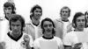 Auch als Spieler der Deutschen Nationalmannschaft gewinnt Hoeneß Titel: Er wird 1972 Europameister und 1974 Weltmeister. Das Bild zeigt ihn hinten rechts im Trikot der DFB-Elf, beim Singen mit den Kollegen. Die Fußballer sangen 1974 zur WM im eigenen Land einige Songs ein. Der Ohrwurm "Fußball ist unser Leben" wurde zum Hit - die Mannschaft Weltmeister.