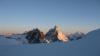 Castor und Pollux – lassen wir die römische Mythologie
mal beiseite – heißen zwei Gipfel in den Waliser
Alpen. Auf dem Weg zum 4226 Meter hohen Castor
hat Myriam Schneider vom Breithornpass ein beeindruckendes
Trio fotografiert: von links Kleines Matterhorn,
Matterhorn und Dent Blanche.