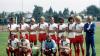 Hoeneß (hintere Reihe, zweiter von rechts) feiert als Spieler des FCB große Erfolge: Er wird Weltpokalsieger (1976), dreimal Europacupsieger der Landesmeister, dreimal Deutscher Meister sowie einmal DFB-Pokalsieger. Das Archivbild von 1974 zeigt Fußball-Bundesligist FC Bayern München mit dem Europapokal der Landesmeister, den die Mannschaft als erste deutsche gewinnt.