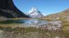 „Dieser Blick auf das Matterhorn ist nicht zu beschreiben,
ist einfach nur gigantisch!“ Wolfgang
Markert ist begeistert von der Aussicht, die sich bei
dem 108 Meter langen und bis zu 37 Meter breiten
Grünsee in den Walliser Alpen auf 2300 Metern
Höhe bietet. „Er liegt zu Fuß knapp eine halbe Stunde
unterhalb des Görnergrats. Dieses Bild bleibt vielen
Besuchern allerdings verwehrt, da sie wieder mit
der Zahnradbahn nach Zermatt hinunterfahren, anstatt
eine Zwischenstation zu Fuß zu gehen.“