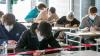 Auch während der Prüfung - hier bei der Mathematik-Prüfung in der Mensa - müssen die Studierenden Masken tragen. Medizinische Masken sind Pflicht. Also mindestens eine OP-Maske oder Masken mit Filterleistung, wie die FFP-Masken.