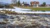 Vom befürchteten Hochwasser-Chaos ist am Samstag im Raum Marktoberdorf - trotz erhöhter Pegelstände der Wertach - wenig zu sehen. Unsere Fotografen stießen auf  Schmelzwasser auf Wiesen vor Ruderatshofen, Apfeltrang oder Ebenhofen, eine spürbar erhöhte Strömung am Wertachwehr in Thalhofen sowie auf Surfer an der Wertachbrücke vor Ebenhofen.