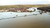 Das Hochwasser steht zudem in Hessen wie hier bis zum Ortsrand in Eichen in der Wetterau. Auch in dem Bundesland traten infolge der Schneeschmelze und anhaltender Niederschläge zahlreiche Flüsse über die Ufer.