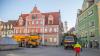 Eine 16 Meter hohe Fichte wurde von einem Team der Stadtgärtnerei am Mittwoch in einem Garten An der Papiermühle gefällt und als Schwertransport durch die Straßen der Stadt zum Marktplatz gefahren.