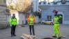 Eine 16 Meter hohe Fichte wurde von einem Team der Stadtgärtnerei am Mittwoch in einem Garten An der Papiermühle gefällt und als Schwertransport durch die Straßen der Stadt zum Marktplatz gefahren.