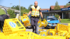 Etwa 200 Getränkekisten mit Limonade hat ein Lastwagen am Donnerstagvormittag auf der Bahnhofsstraße in Immenstadt verloren.
Der Lkw war mit vollen und leeren Flaschen beladen und fuhr von Oberstaufen kommend in Richtung Immenstädter Bahnhof. Nach einer Unterführung öffnete sich aus ungeklärter Ursache die Ladebordwand. 200 Kisten und mehrere tausend Flaschen fielen auf die Straße und blockierten die Fahrbahn sowie  einen Gehweg, auf dem glücklicherweise zum Unfallzeitpunkt niemand unterwegs war.
Laut dem Fahrer könnte ein Verschluss nicht richtig gehalten haben, weshalb sich die Ladebordwand unter dem Gewicht der Ladung öffnete. Mehrere Helfer, darunter eine Anwohnerin und die Polizei, unterstützten den Fahrer beim Wiederaufladen der Kisten. Der Bauhof reinigte die Fahrbahn und es kam zu kilometerlangen Staus durch und um Immenstadt.