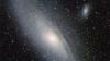 Die Andromeda-Galaxie mit ihren Begleitgalaxien M 32 und M 110; Entfernung rund 2,5 Mio. Lichtjahre.