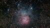 M 20 (Messier-Objekt Nr. 20): Roter Emissionsnebel mit blauem Reflexionsnebel im Sternbild Schütze in der Sommermilchstraße.