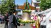 Das Geläut der Pfarrkirche St. Johann Baptist wird künftig durch eine fünfte Glocke erweitert. Bertram Meier (links), der neue Bischof von Augsburg, kam am Freitagnachmittag nach Oberstdorf, um die Glocke im Rahmen eines Wortgottesdienstes zu weihen. Diese war von einem Oberstdorfer gespendet worden. Mithilfe eines Autokrans hob man die 350 Kilogramm schwere Glocke anschließend auf den Turm.