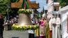 Das Geläut der Pfarrkirche St. Johann Baptist wird künftig durch eine fünfte Glocke erweitert. Bertram Meier (links), der neue Bischof von Augsburg, kam am Freitagnachmittag nach Oberstdorf, um die Glocke im Rahmen eines Wortgottesdienstes zu weihen. Diese war von einem Oberstdorfer gespendet worden. Mithilfe eines Autokrans hob man die 350 Kilogramm schwere Glocke anschließend auf den Turm.