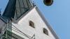 Das Geläut der Pfarrkirche St. Johann Baptist wird künftig durch eine fünfte Glocke erweitert. Bertram Meier (links), der neue Bischof von Augsburg, kam am Freitagnachmittag nach Oberstdorf, um die Glocke im Rahmen eines Wortgottesdienstes zu weihen. Diese war von einem Oberstdorfer gespendet worden. Mithilfe eines Autokrans hob man die 350 Kilogramm schwere Glocke anschließend auf den Turm.