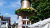 Das Geläut der Pfarrkirche St. Johann Baptist wird künftig durch eine fünfte Glocke erweitert. Bertram Meier (links), der neue Bischof von Augsburg, kam am Freitagnachmittag nach Oberstdorf, um die Glocke im Rahmen eines Wortgottesdienstes zu weihen. Diese war von einem Oberstdorfer gespendet worden. Mithilfe eines Autokrans hob man die 350 Kilogramm schwere Glocke anschließend auf den Turm.