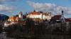 Das gotische Hohe Schloss der Bischöfe von Augsburg liegt auf einem Hügel über der Altstadt von Füssen. Es gilt als eine der am besten erhaltenen mittelalterlichen Burganlagen Bayerns - und ist weitaus weniger stark besucht als Schloss Neuschwanstein.