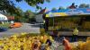 Etwa 200 Getränkekisten mit Limonade hat ein Lastwagen am Donnerstagvormittag auf der Bahnhofsstraße in Immenstadt verloren.
Der Lkw war mit vollen und leeren Flaschen beladen und fuhr von Oberstaufen kommend in Richtung Immenstädter Bahnhof. Nach einer Unterführung öffnete sich aus ungeklärter Ursache die Ladebordwand. 200 Kisten und mehrere tausend Flaschen fielen auf die Straße und blockierten die Fahrbahn sowie  einen Gehweg, auf dem glücklicherweise zum Unfallzeitpunkt niemand unterwegs war.
Laut dem Fahrer könnte ein Verschluss nicht richtig gehalten haben, weshalb sich die Ladebordwand unter dem Gewicht der Ladung öffnete. Mehrere Helfer, darunter eine Anwohnerin und die Polizei, unterstützten den Fahrer beim Wiederaufladen der Kisten. Der Bauhof reinigte die Fahrbahn und es kam zu kilometerlangen Staus durch und um Immenstadt.