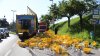 Etwa 200 Getränkekisten mit Limonade hat ein Lastwagen am Donnerstagvormittag auf der Bahnhofsstraße in Immenstadt verloren.
Der Lkw war mit vollen und leeren Flaschen beladen und fuhr von Oberstaufen kommend in Richtung Immenstädter Bahnhof. Nach einer Unterführung öffnete sich aus ungeklärter Ursache die Ladebordwand. 200 Kisten und mehrere tausend Flaschen fielen auf die Straße und blockierten die Fahrbahn sowie  einen Gehweg, auf dem glücklicherweise zum Unfallzeitpunkt niemand unterwegs war.
Laut dem Fahrer könnte ein Verschluss nicht richtig gehalten haben, weshalb sich die Ladebordwand unter dem Gewicht der Ladung öffnete. Mehrere Helfer, darunter eine Anwohnerin und die Polizei, unterstützten den Fahrer beim Wiederaufladen der Kisten. Der Bauhof reinigte die Fahrbahn und es kam zu kilometerlangen Staus durch und um Immenstadt.