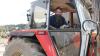 Der alte Traktor (Steyr 8090) von Hans-Peter Zeh sollte schon lange repariert werden. "Vielleicht findet sich ein Spezialist, der gerne hilft", hofft der Gnadenhof-Betreiber, der jeden Cent umdrehen muss. Der alte Traktor (Steyr 8090) von Hans-Peter Zeh sollte schon lange repariert werden. "Vielleicht findet sich ein Spezialist, der gerne hilft", hofft der Gnadenhof-Betreiber, der jeden Cent umdrehen muss.