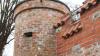 Die Hopfenburg wurde 1902 als Sommerhäuschen eines Oberzollinspektors errichtet. Heute wohnen Anneliese und Herbert Weißenhorn in dem Kleinod auf achtzig Quadratmetern Wohnfläche mit allen Annehmlichkeiten der Moderne. „Nur eine Spülmaschine haben wir nicht“, sagt „Burgherrin“ Anneliese Weißenhorn. Sogar ein Gästezimmer hoch oben im Turm und eine Dachterrasse gibt es. Der Name stammt von den 121 Hektar Hopfengärten, die es im 18. Jahrhundert rund um die Memminger Stadtmauer gab.