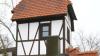 Die Hopfenburg wurde 1902 als Sommerhäuschen eines Oberzollinspektors errichtet. Heute wohnen Anneliese und Herbert Weißenhorn in dem Kleinod auf achtzig Quadratmetern Wohnfläche mit allen Annehmlichkeiten der Moderne. „Nur eine Spülmaschine haben wir nicht“, sagt „Burgherrin“ Anneliese Weißenhorn. Sogar ein Gästezimmer hoch oben im Turm und eine Dachterrasse gibt es. Der Name stammt von den 121 Hektar Hopfengärten, die es im 18. Jahrhundert rund um die Memminger Stadtmauer gab.