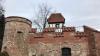 Die Hopfenburg wurde 1902 als Sommerhäuschen eines Oberzollinspektors errichtet. Heute wohnen Anneliese und Herbert Weißenhorn in dem Kleinod auf achtzig Quadratmetern Wohnfläche mit allen Annehmlichkeiten der Moderne. „Nur eine Spülmaschine haben wir nicht“, sagt „Burgherrin“ Anneliese Weißenhorn. Sogar ein Gästezimmer hoch oben im Turm und eine Dachterrasse gibt es. Der Name stammt von den 121 Hektar Hopfengärten, die es im 18. Jahrhundert rund um die Memminger Stadtmauer gab.