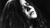Die US-amerikanische Rock- und Bluessängerin Janis Lyn Joplin wurde 1943 in Texas geboren. Sie ging nach ihrem Highschool-Abschluss nach Kalifornien, um Sängerin zu werden. Ihre Karriere begann, als sie sich 1966 der Band "Big Brother and the Holding Company" anschloss. Joplin starb im Oktober 1970 an einer Überdosis Heroin.