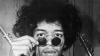 John Allen Hendrix - bekannt als Jimi Hendrix - wurde 1942 in Seattle geboren. Der Gitarrist, Komponist und Sänger gilt wegen seiner experimentellen Spielweise auf der E-Gitarre als einer der einflussreichsten Gitarristen. In den Jahren vor seinem Tod konsumierte Hendrix große Mengen verschiedener Drogen. Er verstarb im September 1970. Nach dem Konsum von Schlaftabletten und Alkohol war er an seinem Erbrochenen erstickt.