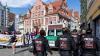 400 Menschen ziehen mit Plakaten und Fahnen durch die Stadt Memmingen und demonstrieren gegen einen Auftritt von AfD-Mann Björn Höcke in der Stadthalle.