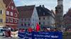 Am Memminger Marktplatz hat sich am frühen Samstagabend der Gegendemonstrationszug in Bewegung gesetzt.