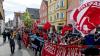 400 Menschen ziehen mit Plakaten und Fahnen durch die Stadt Memmingen und demonstrieren gegen einen Auftritt von AfD-Mann Björn Höcke in der Stadthalle.