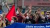 400 Menschen ziehen mit Plakaten und Fahnen durch die Stadt Memmingen und demonstrieren gegen einen Auftritt von AfD-Mann Björn Höcke in der Stadthalle.