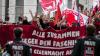400 Menschen ziehen mit Plakaten und Fahnen durch die Stadt Memmingen und demonstrieren gegen einen Auftritt von AfD-Mann Björn Höcke in der Stadthalle.