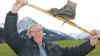 Georg Larsch zeigt die historischen Ski von Fritz Heimhuber.