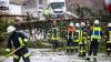 Bundesstraße B16 bei Füssen: Die Feuerwehr im Einsatz, nachdem ein Baum auf die Straße gestürzt war. Bundesstraße B16 bei Füssen: Die Feuerwehr im Einsatz, nachdem ein Baum auf die Straße gestürzt war.