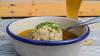 Wanderer stärken sich im Säulinghaus mit einer Tiroler Speckknödelsuppe und anderen Gerichten.
