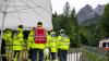 Eine Flutwelle rauschte am Montag durch die Höllentalklamm. Eine Brücke und mit ihr Wanderer wurden von den Wassermassen mitgerissen. Ein Großeinsatz für die Rettungskräfte. Eine Frau konnte nur noch tot geborgen werden.