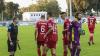 MM Fußball Regionalliga Bayern FC Memmingen - TSV 1860 Rosenheim 4:0 (1:0) Memmingen rote Trikots und Rosenheim hellblaue Trikots Auf dem Foto  der Linienrichter kontrolliert die Memminger Spieler vor dem Einlaufen