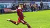 MM Fußball Regionalliga Bayern FC Memmingen - TSV 1860 Rosenheim 4:0 (1:0) Memmingen rote Trikots und Rosenheim hellblaue Trikots Auf dem Foto  Martin Dausch Memmingen bei einem Freistoß, der von Jakob Gräser zur zwischenzeitlichen 2:0 Führung führte