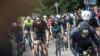 Eine Fahrradgruppe kämpft sich beim Allgäu Triathlon am Kalvarienberg den Anstieg hoch.