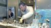 Zwei vermummte Räuber überfallen am Donnerstag, 5. Oktober 2006, einen Juwelier in Kempten. Sie bedrohen eine Mitarbeiterin mit vorgehaltener Waffe und plündern aus zwei Glasvitrinen wertvolle Marken-Uhren.