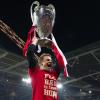 ...und Champions League. In einem spannenden Finale gewinnt der FC Bayern mit 2:1 und setzt sich die europäische Fußballkrone auf.