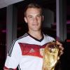 Und auch die Saison 2013/14 hält für Manuel Neuer einen Höhepunkt seiner Karriere bereit. 2014 wird er mit der deutschen Nationalmannschaft in Brasilien Weltmeister.