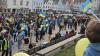 Friedensdemo auf dem Hildegardplatz
ca. 1000 Teilnehmer laut Stadt
Au Pair als Dolmetscherin Zhanna Bondarenko
links neben OB Thomas Kichle
