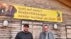 Noch sind die Schotten dicht: Ladislav Fedor (links) ist neuer Betreiber des „Knappenhock“, der Gaststätte der Erzgruben-Erlebniswelt in Burgberg. Bürgermeister André Eckardt ist Vorsitzender des Vereins Erzgruben-Erlebniswelt. Am 7. Mai macht das kleine Erlebnisdorf mit Museum, (historischer) Schmiede und nachgebauten Kohlemeilern und Öfen wieder auf. Das Erlebnisbähnle fährt aber nicht mehr.